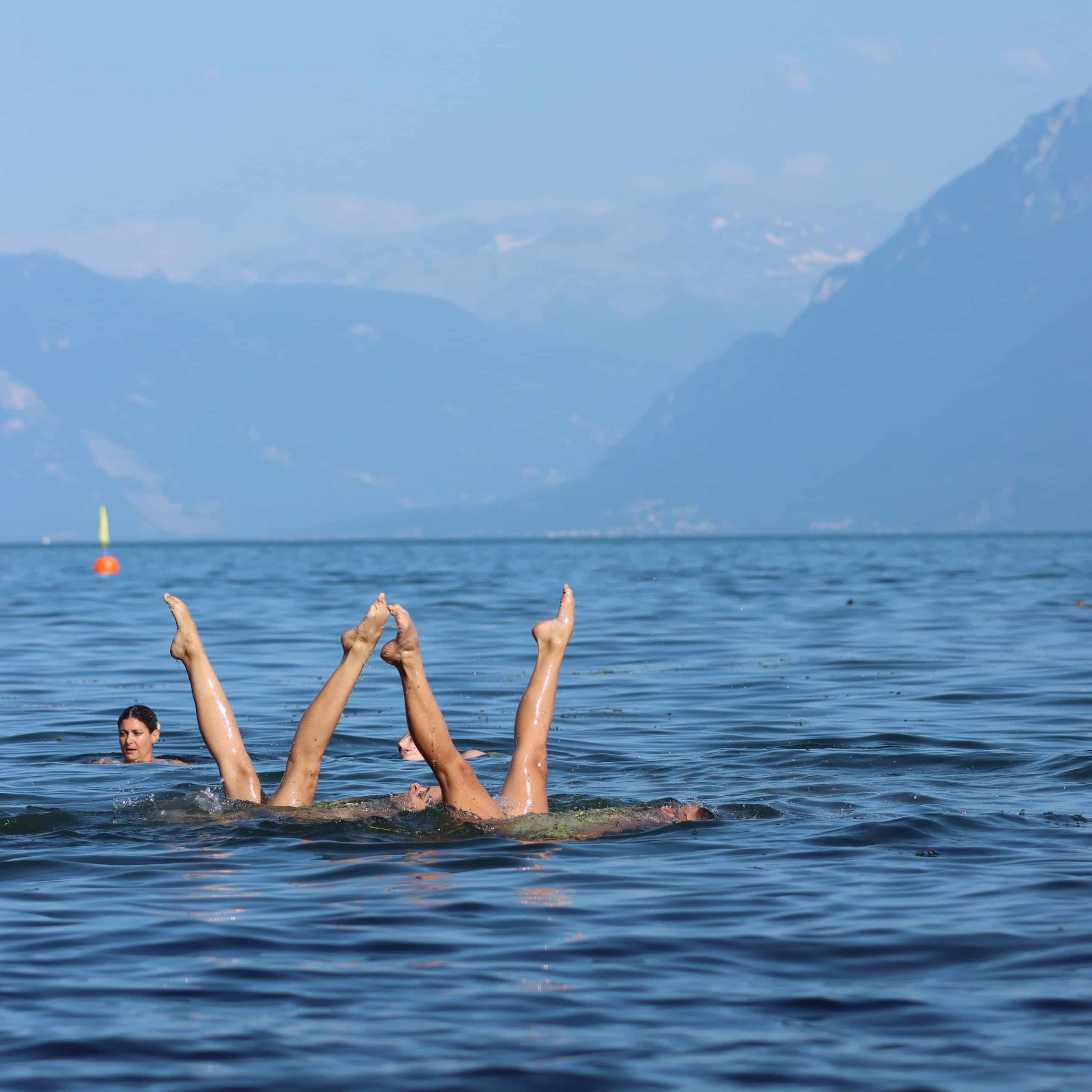 Nageuses artistiques performant dans le lac lors de notre évènement LOOP.