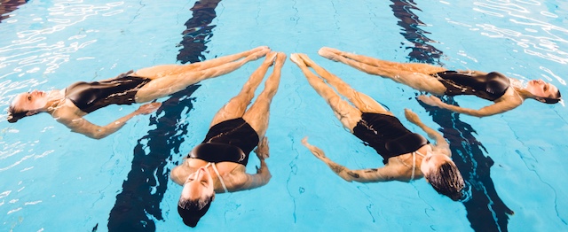 Extrait du spectacle de natation artistique dans le lac.